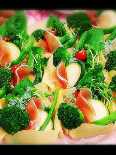 お皿まで食べられるサラダ♪-レシピのメイン写真