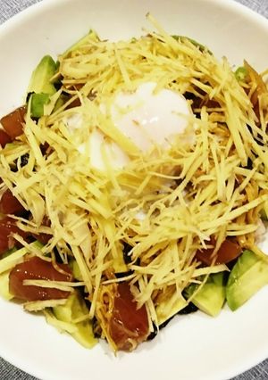 漬けマグロとアボカドの温玉のせ丼-レシピのメイン写真