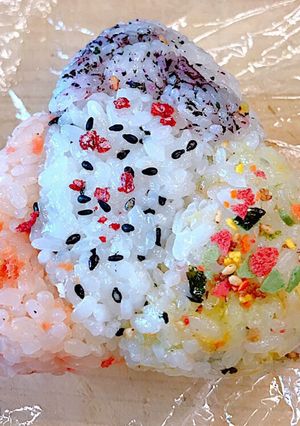 お弁当に!可愛い〜✨4色おにぎり-レシピのメイン写真