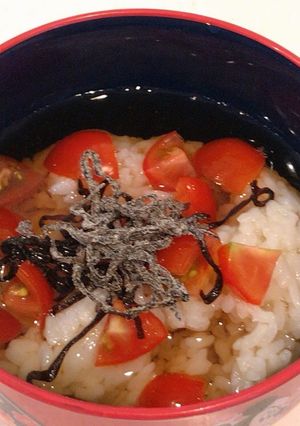 暑い夏の朝ご飯に、トマト塩昆布の麦茶漬け-レシピのメイン写真