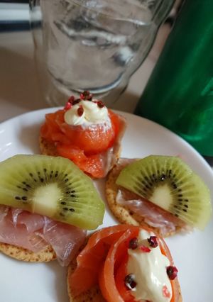 簡単おつまみ キーウィと生ハムに焼酎-レシピのメイン写真