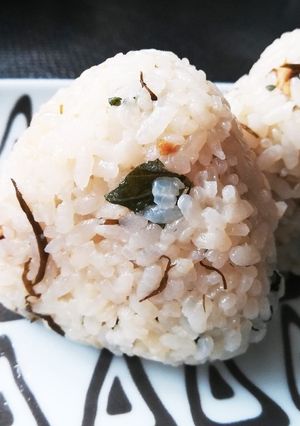 簡単　あかもくのおにぎり-レシピのメイン写真