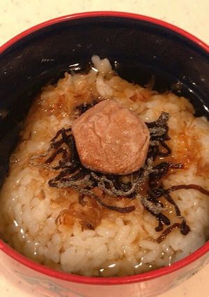 自家製梅干し、塩こんぶ、おかかの麦茶漬け-レシピのメイン写真
