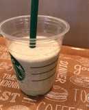 粉末緑茶と凍った牛乳で、抹茶フラペチーノ