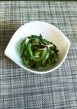 ゴーヤと玉ねぎの塩昆布炒め合え-レシピのメイン写真