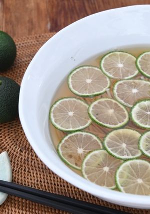 へべすを浮かべて「へべす蕎麦」-レシピのメイン写真
