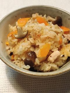 鶏ゆで汁・鶏皮油でとりの炊き込みごはん-レシピのメイン写真