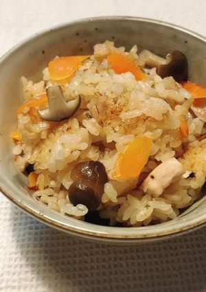 鶏ゆで汁・鶏皮油でとりの炊き込みごはん-レシピのメイン写真
