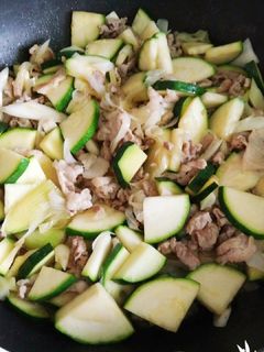 ズッキーニ豚肉炒め-レシピのメイン写真