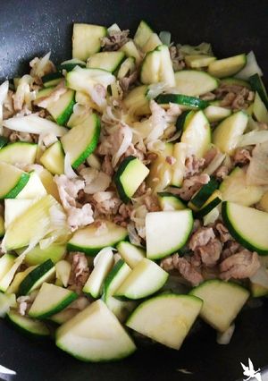 ズッキーニ豚肉炒め-レシピのメイン写真