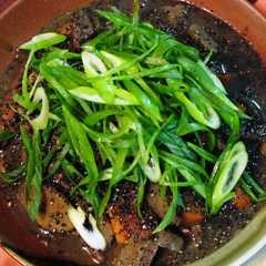 รูปของ W黒胡麻で真っ黒もつ煮