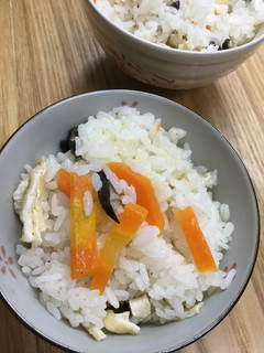 ひらたけ・にんじん・あげの炊き込みごはん-レシピのメイン写真