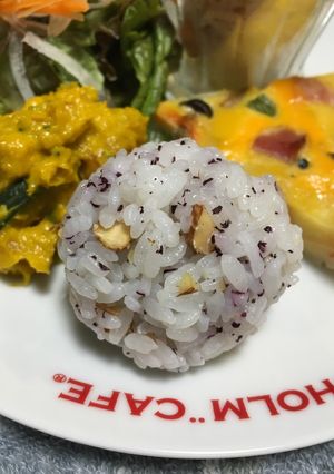 《クセになる！》アーモンドゆかりおにぎり-レシピのメイン写真