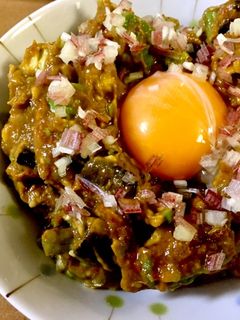 夏野菜消化!ナスとアボカドのピリ辛ユッケ-レシピのメイン写真