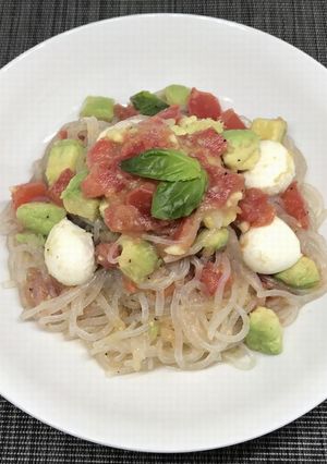 乾燥こんにゃくパスタアボカドトマトチーズ-レシピのメイン写真
