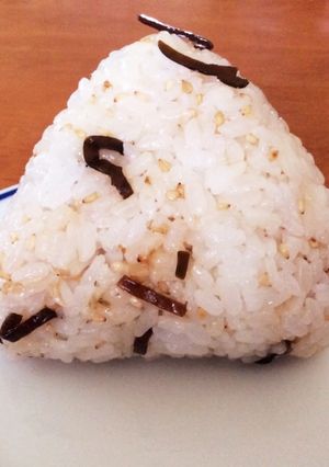 お弁当に♪ごま油香る簡単おにぎり-レシピのメイン写真