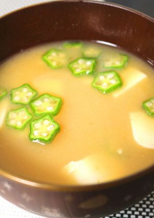 簡単！電子レンジで豆腐とオクラのお味噌汁-レシピのメイン写真