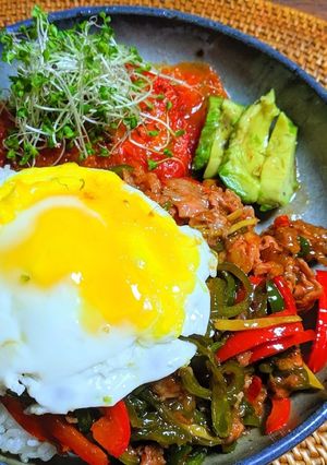 ピーマンたっぷり牛肉炒めロコモコプレート-レシピのメイン写真