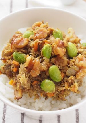 くるみとさばの和風カレーそぼろ丼-レシピのメイン写真