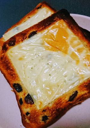 レーズンパンの塩チーズトースト-レシピのメイン写真