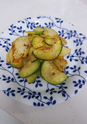 ズッキーニとじゃがいものカレー粉炒め-レシピのメイン写真
