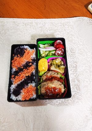 チーズインハンバーグを入れたお弁当です-レシピのメイン写真
