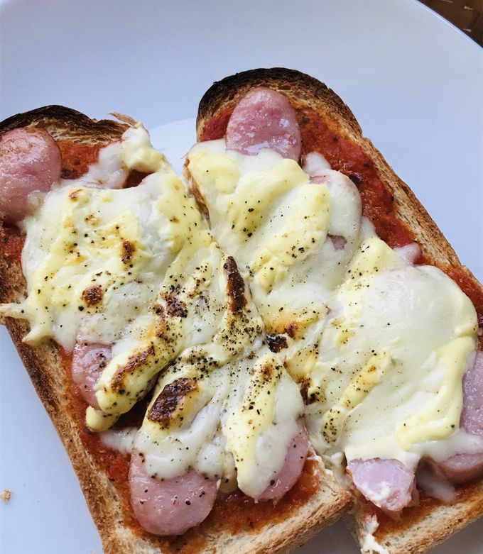 ぴざとーすと pizza toast . お昼はピザトーストで、 厚めのイギリスパンに