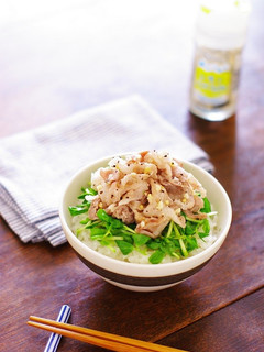 レンチンde豚肉と豆苗のレモンペッパー丼-レシピのメイン写真