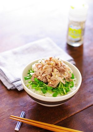 レンチンde豚肉と豆苗のレモンペッパー丼-レシピのメイン写真