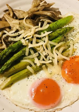 アスパラ＆キノコのバターソテー★目玉焼添-レシピのメイン写真
