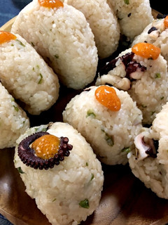 タコ飯のおにぎり♪ウニの数の子のせ-レシピのメイン写真