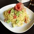 アボカドとトマトのクリームパスタ