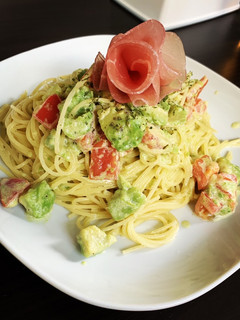 アボカドとトマトのクリームパスタ-レシピのメイン写真