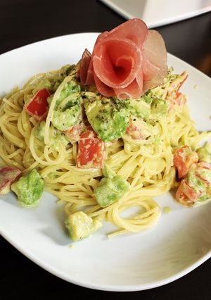 アボカドとトマトのクリームパスタ-レシピのメイン写真
