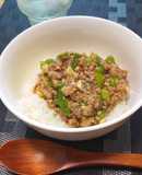 エリンギとピーマンのピリうま丼
