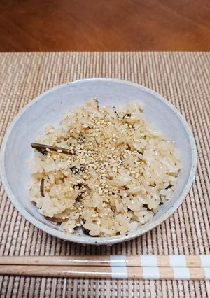 炊飯器におまかせ〜♪塩昆布の炊き込みご飯-レシピのメイン写真