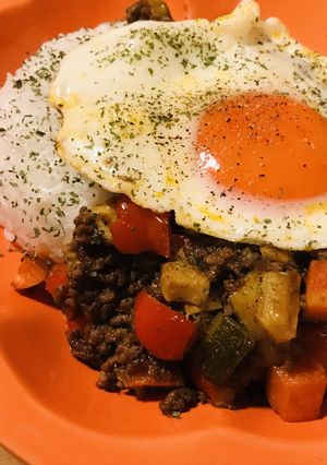 ペースト活用★具沢山の目玉焼キーマカレー-レシピのメイン写真