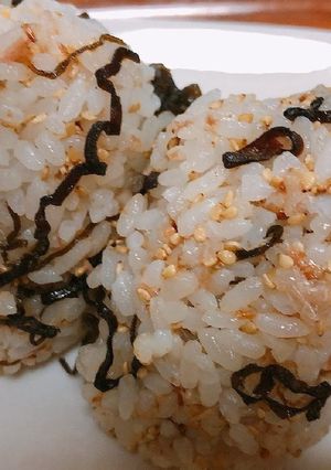 部活飯！塩昆布とおかかｄeおにぎり!-レシピのメイン写真