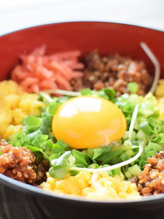 ~豚ひき肉~彩り豊かな甘辛そぼろ丼-レシピのメイン写真