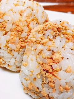 部活飯!鮭フレークとごまおにぎり!-レシピのメイン写真