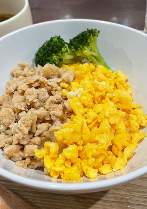 子どもパクパク☆甘めの鶏そぼろ丼-レシピのメイン写真