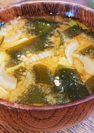 意外なコンビが◎!セロリとワカメの味噌汁-レシピのメイン写真