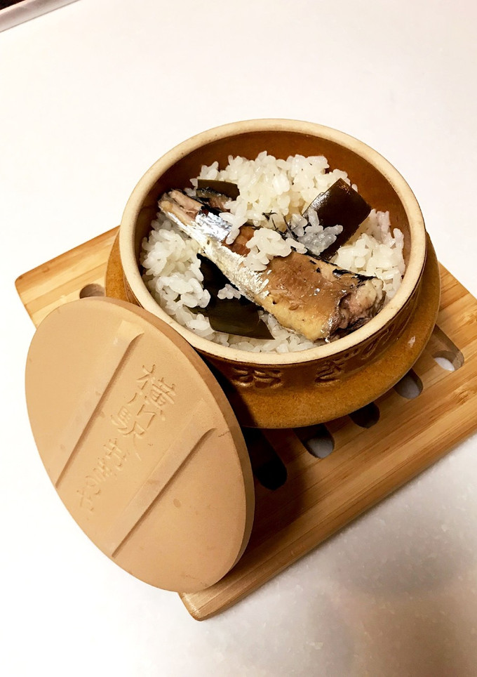 峠の釜めしの器で作るさんまの炊き込みご飯-レシピのメイン写真