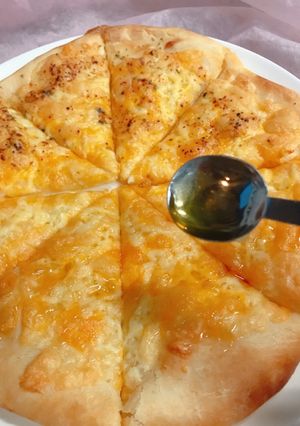 手捏ねで!蜂蜜チーズ&ガーリック七味ピサ-レシピのメイン写真