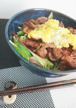 おひとり様ランチ＊牛肉サラダ丼-レシピのメイン写真