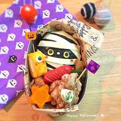 A picture of チーズのミイラおにぎり弁当☆キャラ弁.