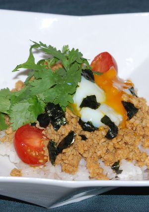 鶏挽肉のスパイシーなカレー風味丼♪-レシピのメイン写真