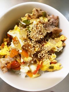 レンジで青椒肉絲風ミニトマトの梅炒め丼-レシピのメイン写真
