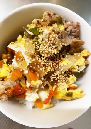 レンジで青椒肉絲風ミニトマトの梅炒め丼-レシピのメイン写真