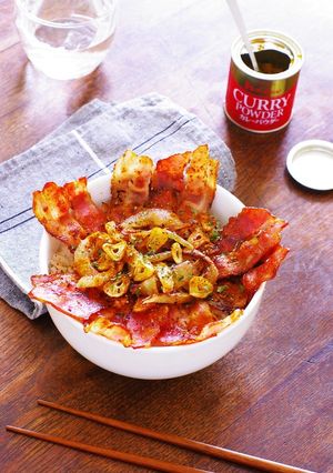 カレー粉deスパイシーカリカリベーコン丼-レシピのメイン写真